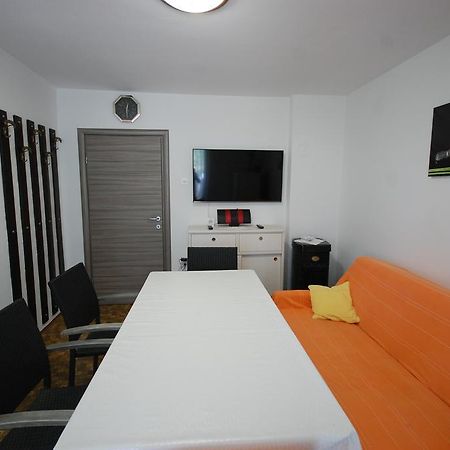 Apartments Jakobi By El-Pi Tours Njivice Exterior photo