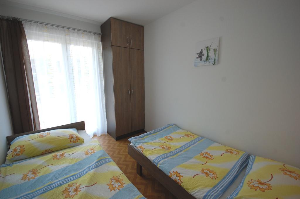 Apartments Jakobi By El-Pi Tours Njivice Exterior photo