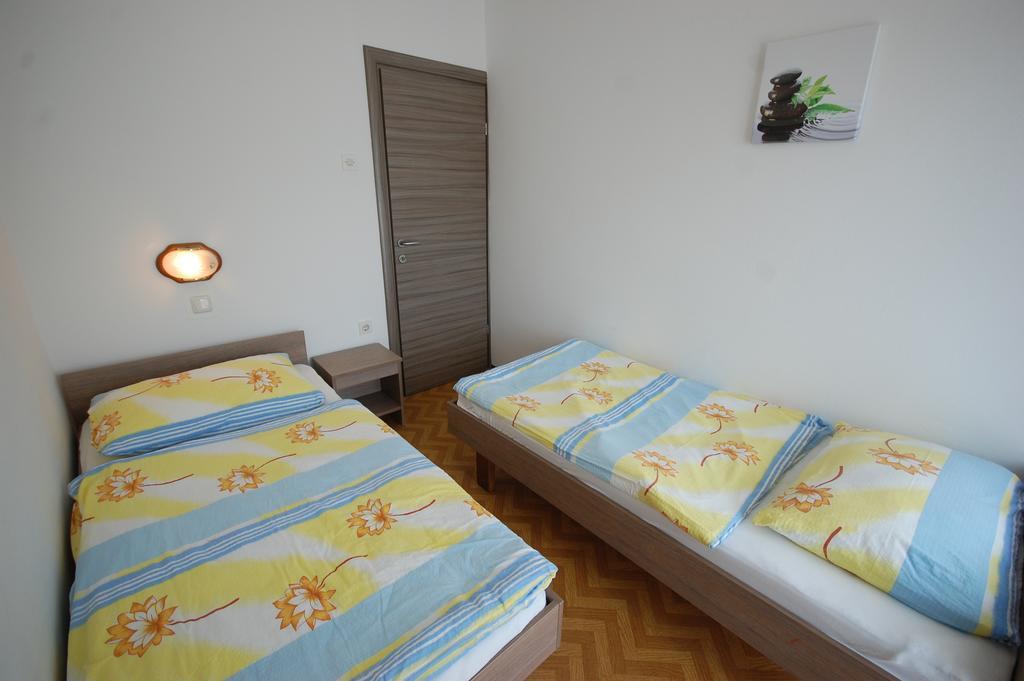 Apartments Jakobi By El-Pi Tours Njivice Exterior photo